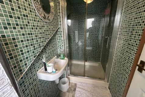 EN-SUITE SHOWER ROOMK