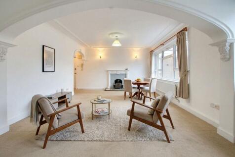 Open-Plan Lounge &amp; Dining Area