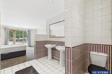 Master Bedroom &amp; Open En-Suite