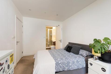 Honour Lea Avenue E20