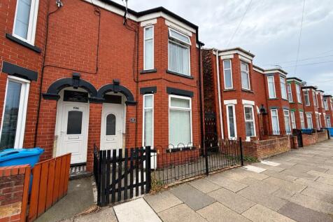 Three Bedroom End Of Terrace to Let on Summergang