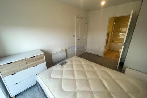 Bedroom 2 to Ensuite.jpg