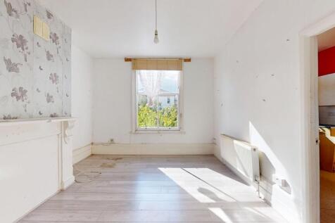 Flat C, 32 Navarino Road, Hackney, London  E8 1AD