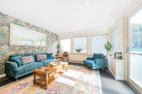 Lounge Sitting Ro...