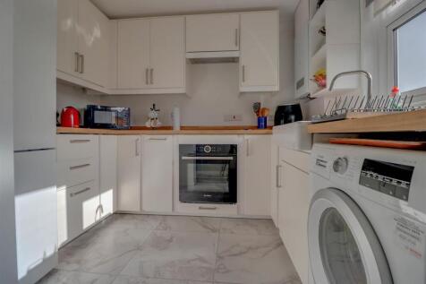 16 Fambridge Drive-19.jpg