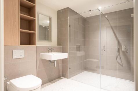 Experience luxury in this contemporary bathroom designed for comfort and style.