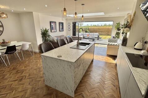 LIVING KITCHEN/DINER