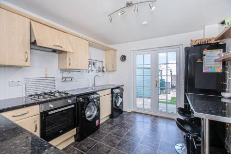 BREAKFASTING KITCHEN