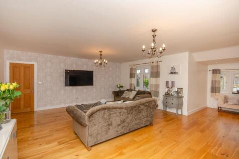 Living room pic 2.jpg