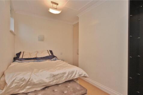 Richmond Crescent, Staines-upon-Thames, Surrey, TW18 photo 4