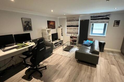 Recently built luxury apartments in the city centre and only 5 minutes’ walk from John Lewis. LOW COST BILLS FIXED AT £100 PER MONTH FOR GAS CENTRAL HEATING, ELECTRICITY AND WATER The building has a l