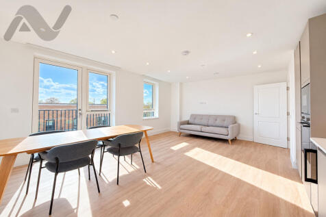 Mill House, 36 Rose Square, Twickenham,  London, TW2 7GL photo 3