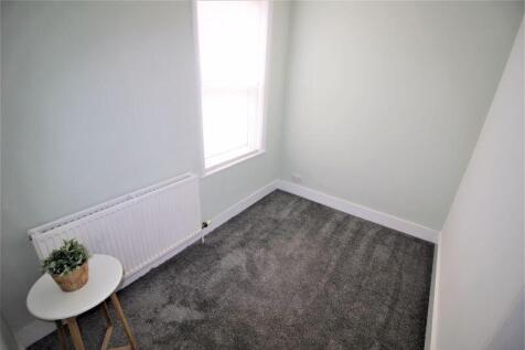 2 Bed Flat to let County Road, Town Centre photo 5