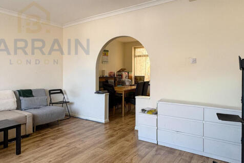 Market street for Rent by Barrain London Estate Ag