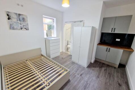 New 6 Bedroom 6 En-suite Spacious House  photo 5