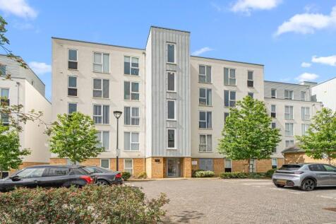 2-bed flat on Addlestone, Surrey, KT15, £1,700/mo