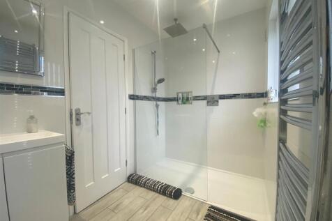 35 cedar ave bathroom.jpg