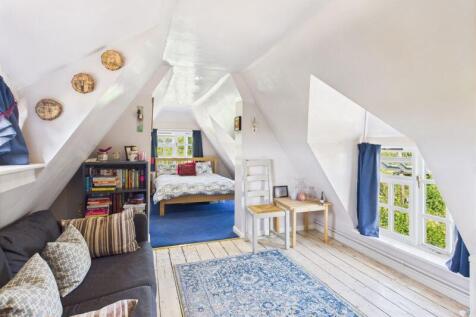 Bedroom 5 &amp; seating area 