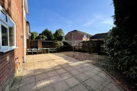 6-bed detached on **STUDENTS** Canford Road, Bournemouth, BH11, £2,370/mo