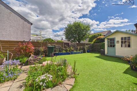 Spacious South facing garden with Pergola
