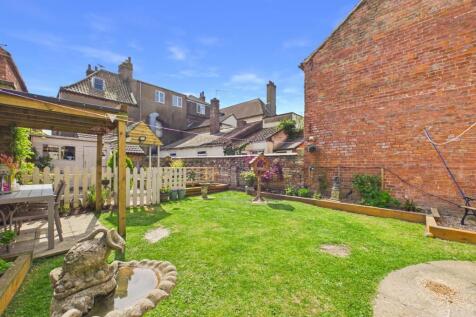 Garden &amp; Rear Courtyard