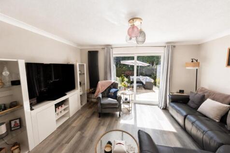 9 Rookwood Close - Lounge.jpg