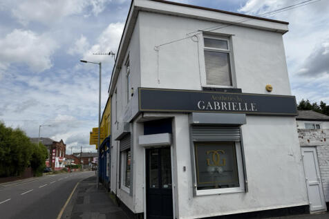 Commercial property to rent Market Street, Droyls