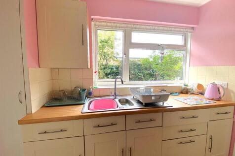 60 Gwyneth Grove - Kitchen1.jpg