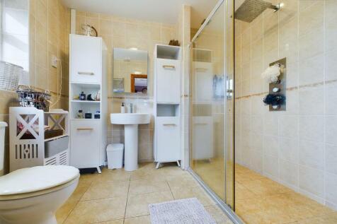 En-Suite To Master Bedroom