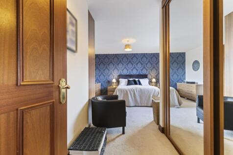 29 Ganton Way, Fixby 36(master bed).jpg