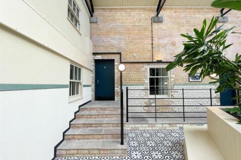 COMMUNAL ENTRANCE