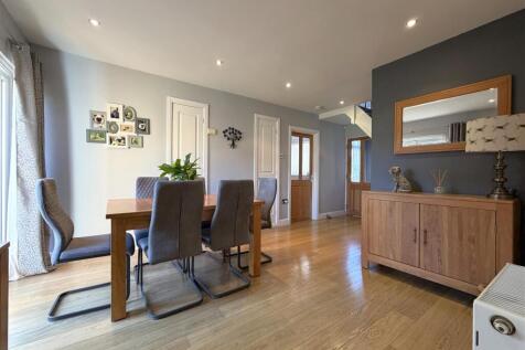 Large Sitting/Dining Room 763