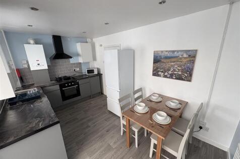 4-bed house on College Court, Preston, £2,123/mo