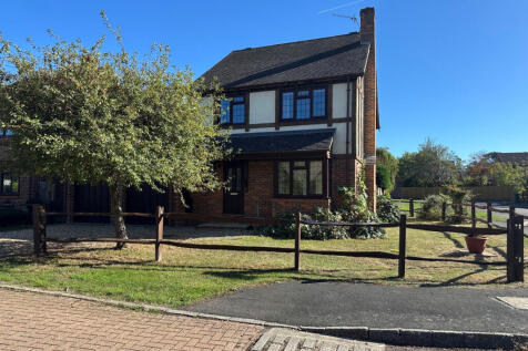 4 bed detached house to rent Bickney Way, Fetcham
