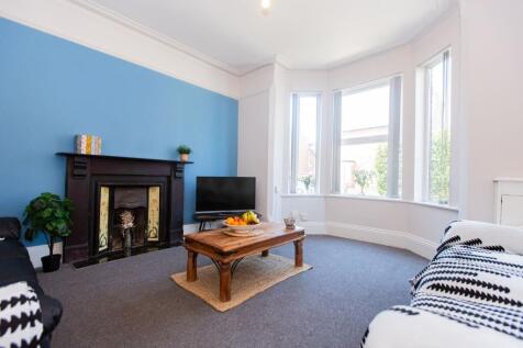 6-bed detached on Rectory Road, West Bridgford, NG2, £2,652/mo