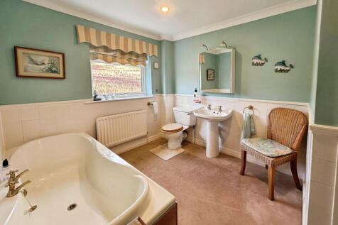 Modern Detached 4 Bedroom Property