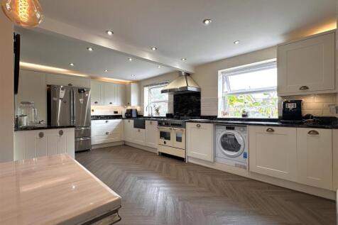 Spacious Modern Kitchen 021