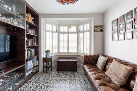 Waverley Road, E18