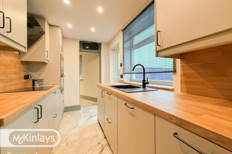 Completely refurbished 2 bedroom cottage with par