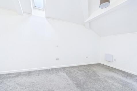 CAM01909G0-PR0444-STILL009