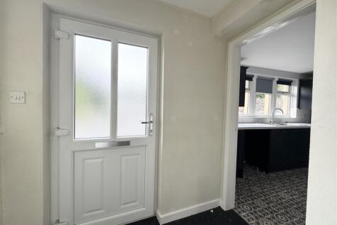 Far Bank, Shelley, Huddersfield, HD8 8HT photo 3