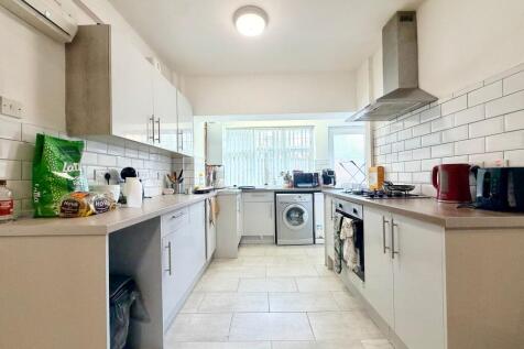 4-bed flat on Derby Road, Lenton, £2,687/mo