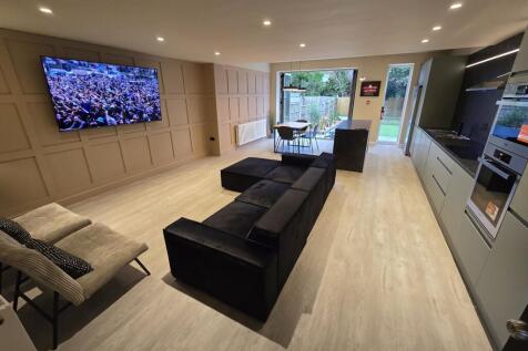 6-bed semi-detached on Parsonage Road, Manchester, £5,070/mo