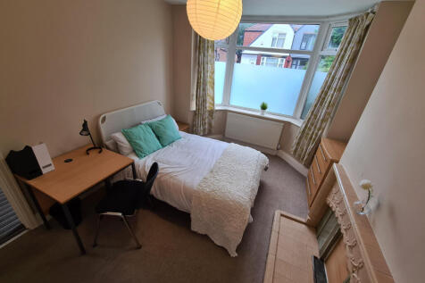 Leeshall Crescent, Manchester photo 3