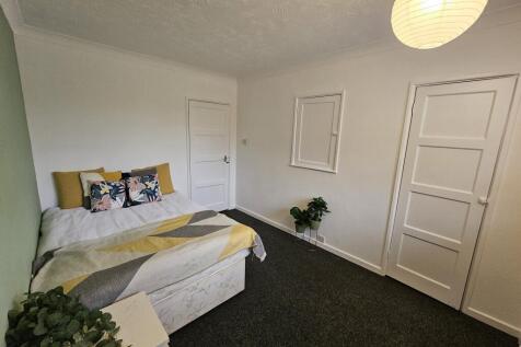 4-bed terraced on Cunningham Road, £2,860/mo