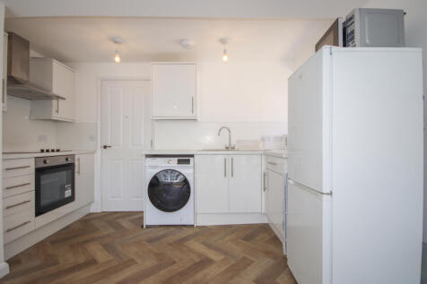 A spacious and well-presented one-bedroom flat!
