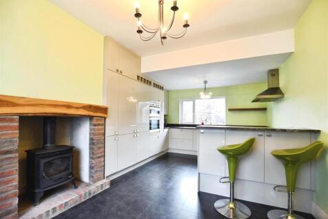 Fitted Kitchen / Day Room