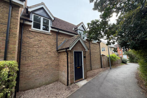 2 bedroom Coach House for rent