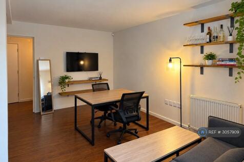 Spacious Open-Plan Living / Dining Area