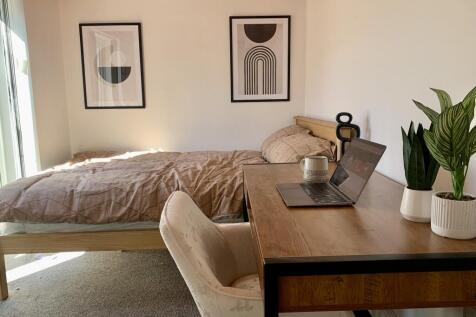 6 Bed // 3 Bath // Large House - Bills Included photo 3